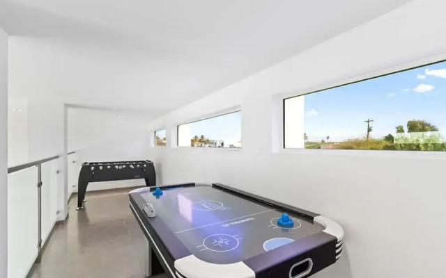 NEW Modern Villa Jacuzzi Pvt Pool Close2beach