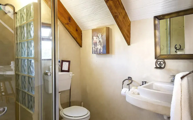 T'Niqua Stable Inn