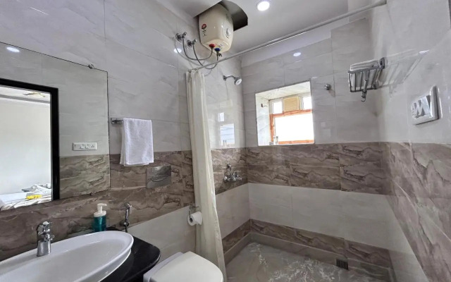 OYO 28208 99 Kombo Inn