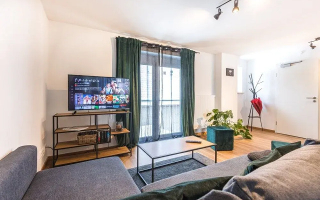 BRIGHT - Augsburg's Biggest - 4BR - Parking - Kitchen