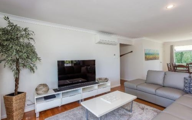14 Zircon Street Centrally Located Family Home With Covered Deck Close To Patrolled Beach & Shops – Guest Rooms – Rainbow Beach