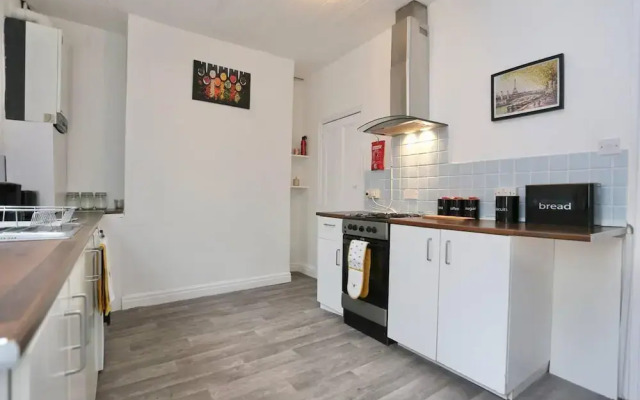 Charming 2-bed Home in Blackpool-central w Parking