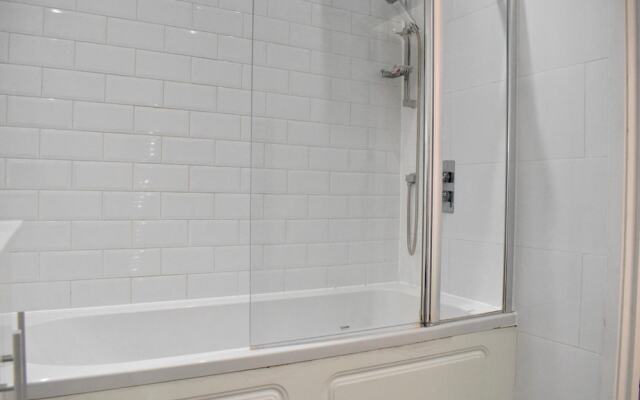 Bright 1 Bedroom Apartment in South London