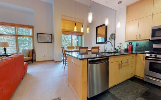 Solstice 18 Beautiful and Modern, Private Washer Dryer, Close to Eagle Lodge by RedAwning