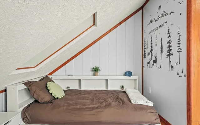 Stylish Renovated Home Open Layout, Coffee Bar + Near Hiking & Waterfalls