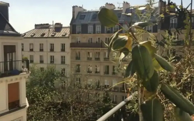 Modern Studio In Paris With Balcony