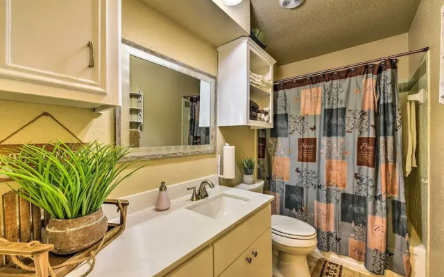 Spacious Conroe Home w/ Foosball & Pool Table!
