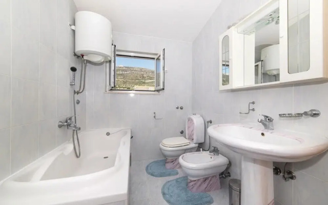 Nice Home in Kastel Luksic With Wifi and 3 Bedrooms