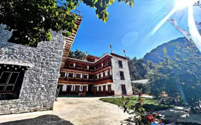 Banshan Yue Yi Lu Road Lihua Homestay (Zhonglu Tibetan Village)