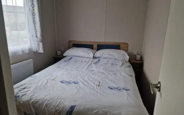 Welcoming 3 Bedroom Caravan 2 Min Walk to Beach