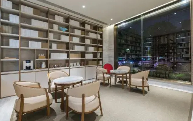 Ji Hotel (Haikou Hongcheng Lake)