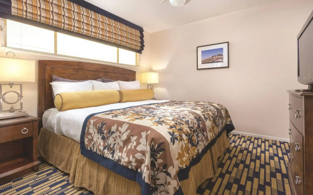 Suites At Fishermans Wharf