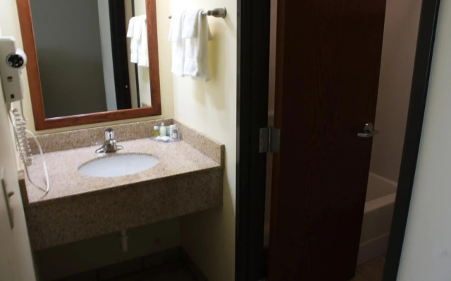 Edgewood Hotel & Suites