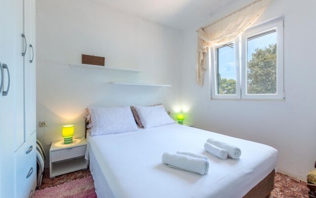 Beautiful Home in Sucuraj With Wifi and 2 Bedrooms