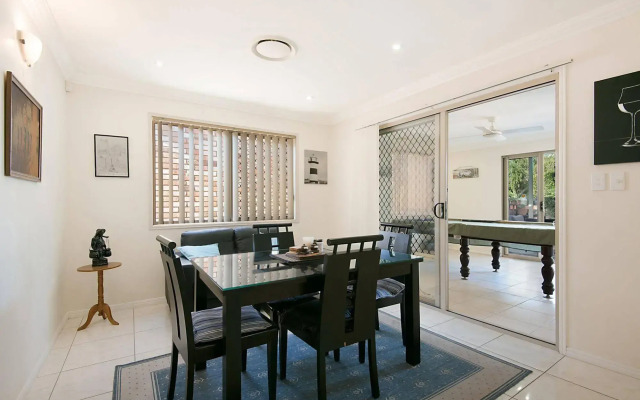 Central Redcliffe Holiday House