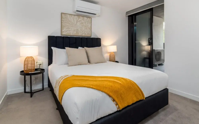 Chic 3-bed in Central With Pool, Sauna and Gym