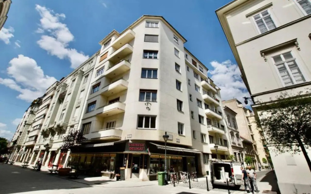 Premium Apartment by Hi5-Vaci str. 3 bedroom (220)