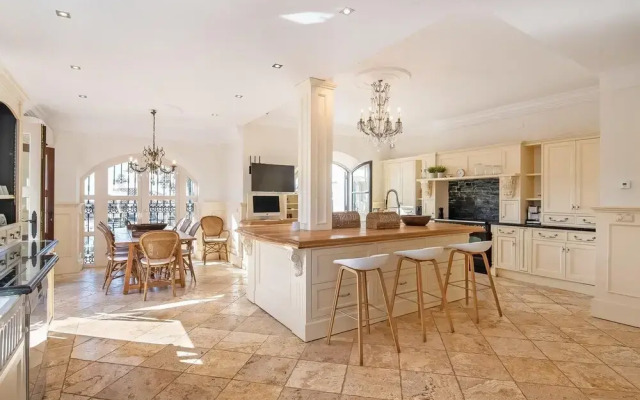 Super Villa Near Beach with Heated Pool