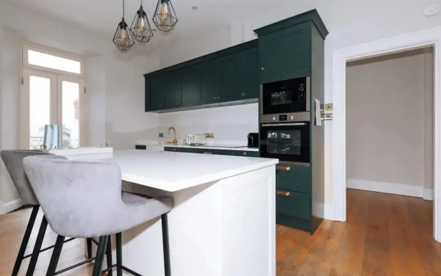 Chic & Characteristic 2BD House - Irishtown