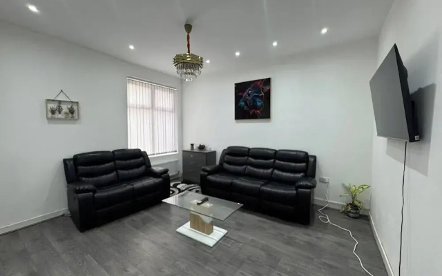 Housesleeps9-patio-parking-familyok