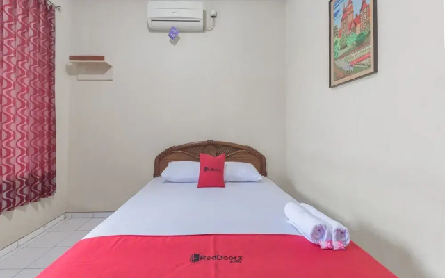 RedDoorz Syariah near Taman Kota Kuningan