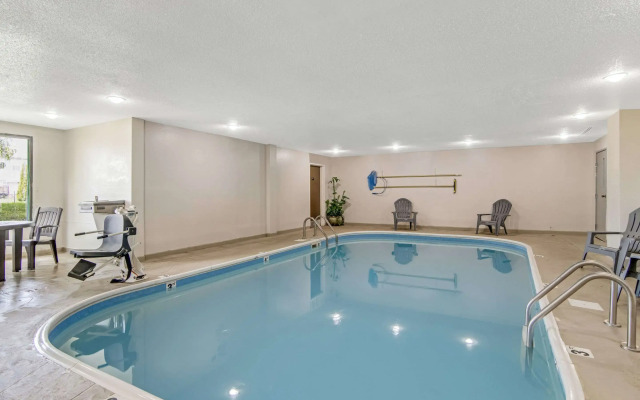 Comfort Suites near I-80 and I-94