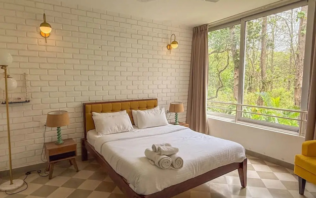 Modern 2BR w Pool Near Candolim and Coco Beach