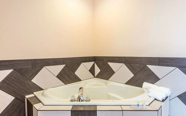 Comfort Inn & Suites Ponca City near Marland Mansion