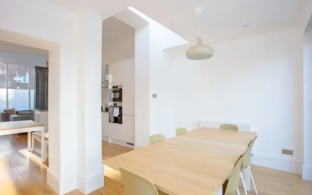 Newly Refurbished Modern 3 Bedroom Apartment in Affluent Fulham