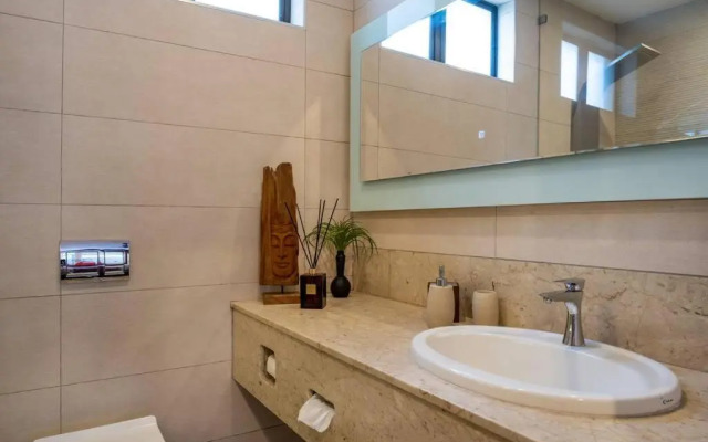 Beachfront Luxury - 2 Chaka's Place