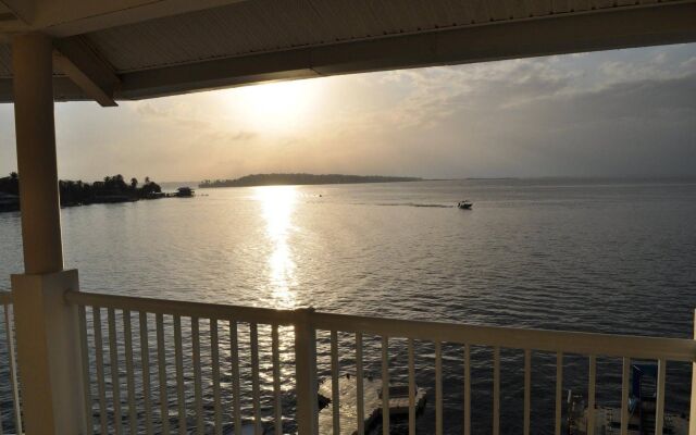 Tropical Suites Hotel