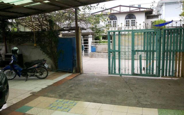 OYO 471 Sunshine Apartment