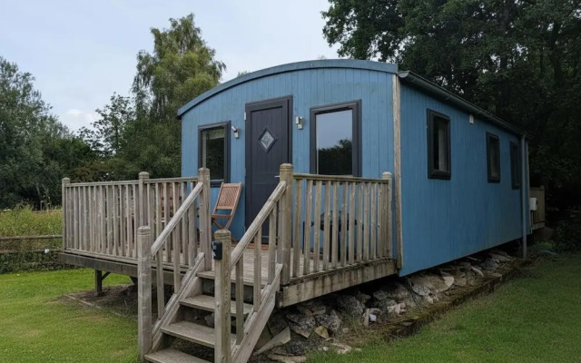 Tranquil Cabin Retreat- Sleeps 2, Parking