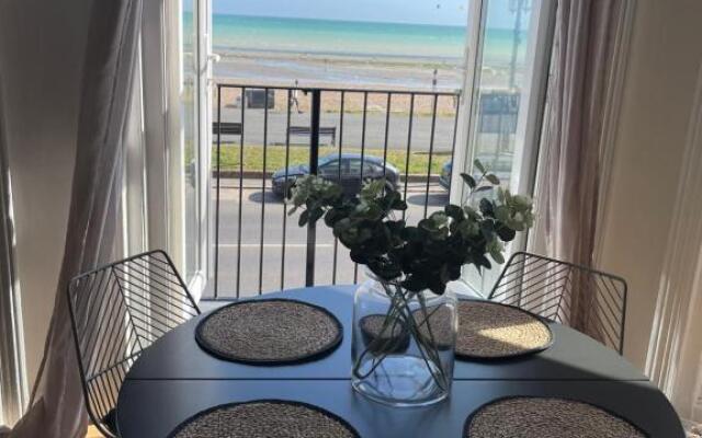 Seaview flat with balcony, spacious 2 bedroom