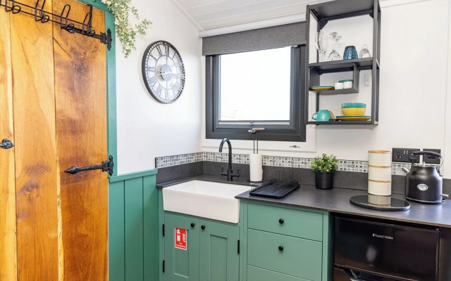 Willows Rest - 1 Bed Shepherd's Hut - Pentlepoir