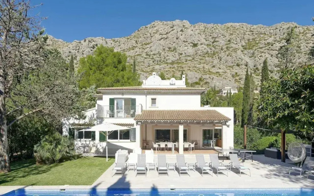 Villa on the Foot of La Font Hills