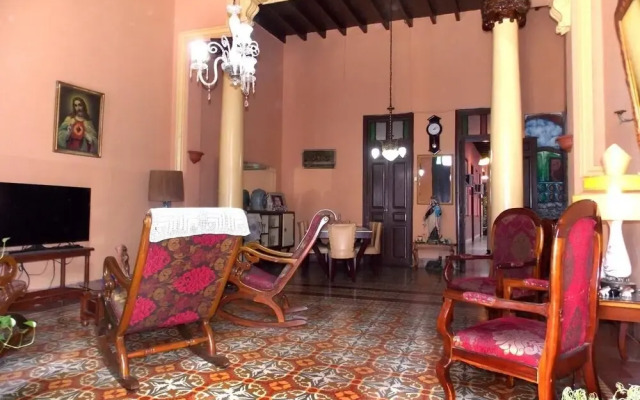 Casa Colonial Mirta y Candido CAMAGUEY