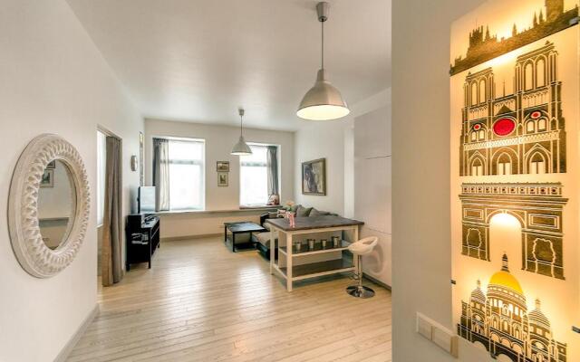 Vilnius apartment with stained glass