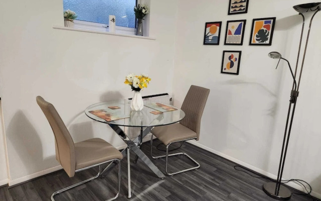 Grays Apartment With City Views Lakeside Shopping