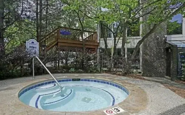 River Oaks Apartments