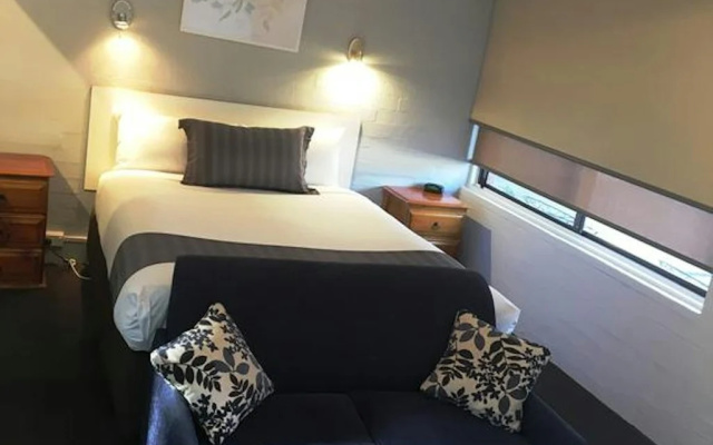 Nicholas Royal Motel – Guest Rooms – Hay