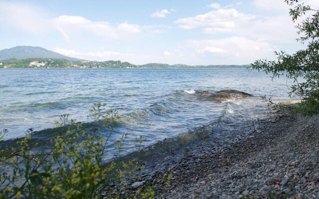 Stresa Apartment With Private Access to Beach
