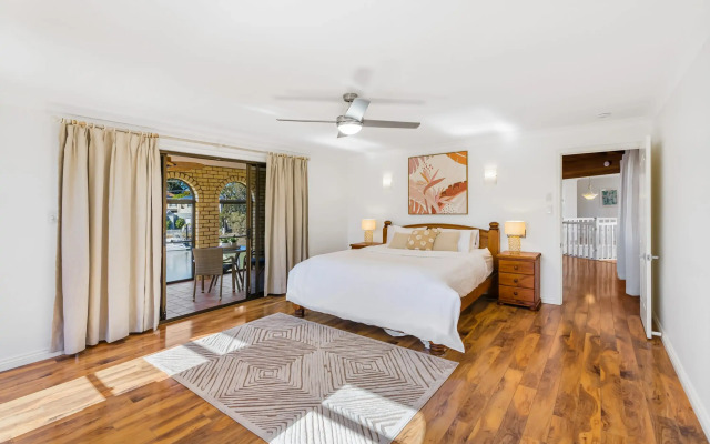 Waterfront Family Entertainer   5 Bedroom   Pool