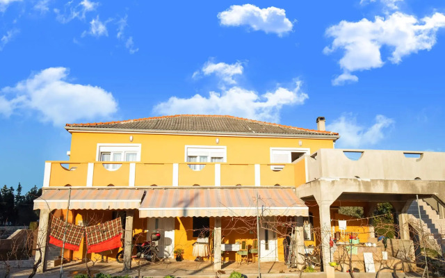 Simplistic Apartment in Vir With Garden