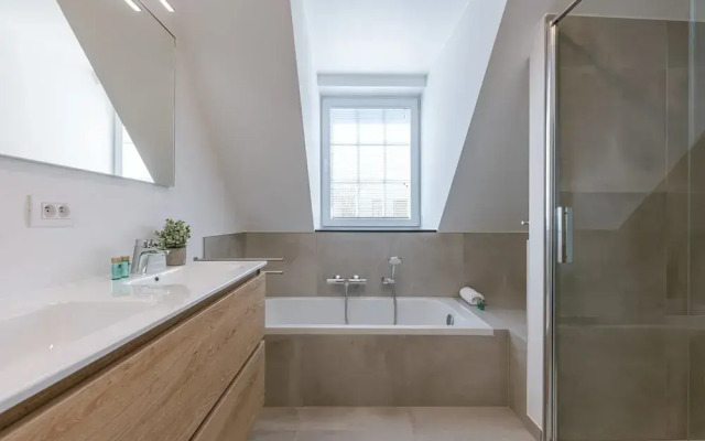 Modern House Julie With Spacious Garden and Garage