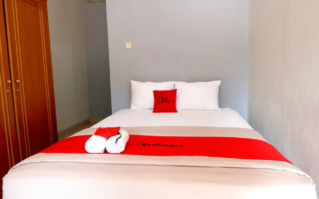 RedDoorz Plus @ Karet Pedurenan 3