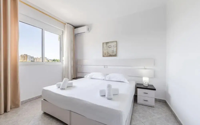 Modern Home With Wifi and Beach Access Golem