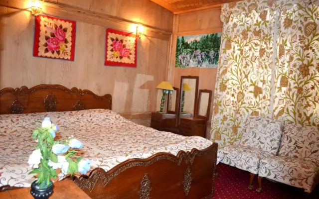 New minar group of houseboats
