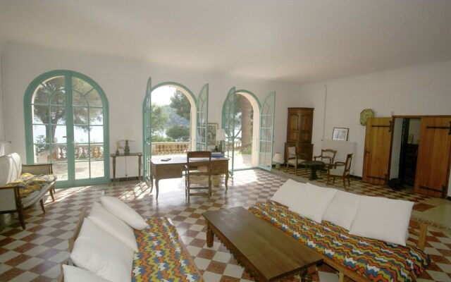 Beautiful Villa in Rayol-Canadel-sur-Mer near Sea