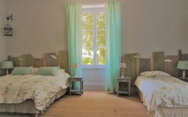 Le Manoir Aux Douves